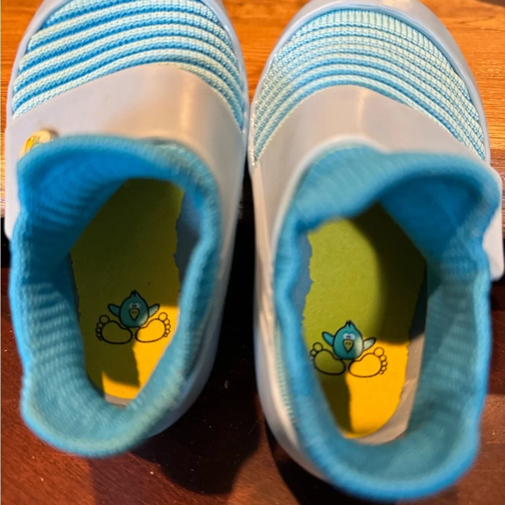 Jbirds Stand to Walk Blue Striped Kids Shoes in their size 4